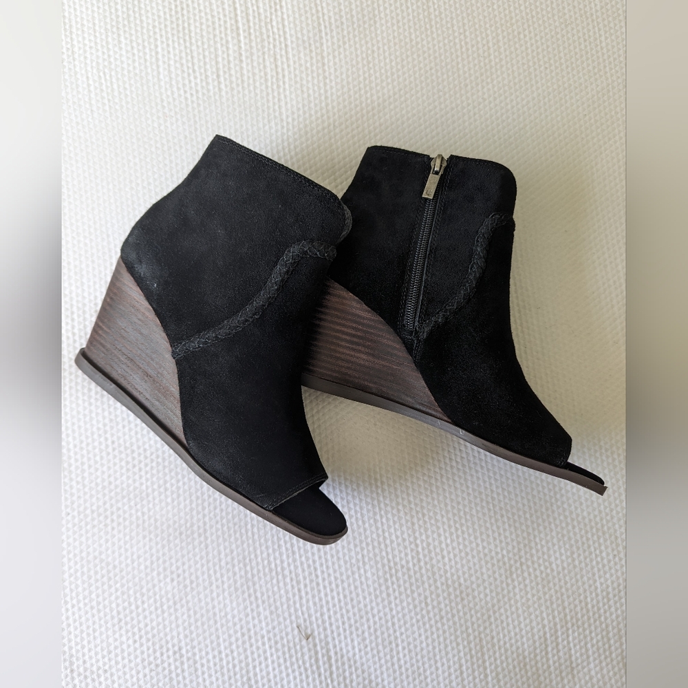 LUCKY Brand black suede open toe zipper booties EUC size 7.5M .